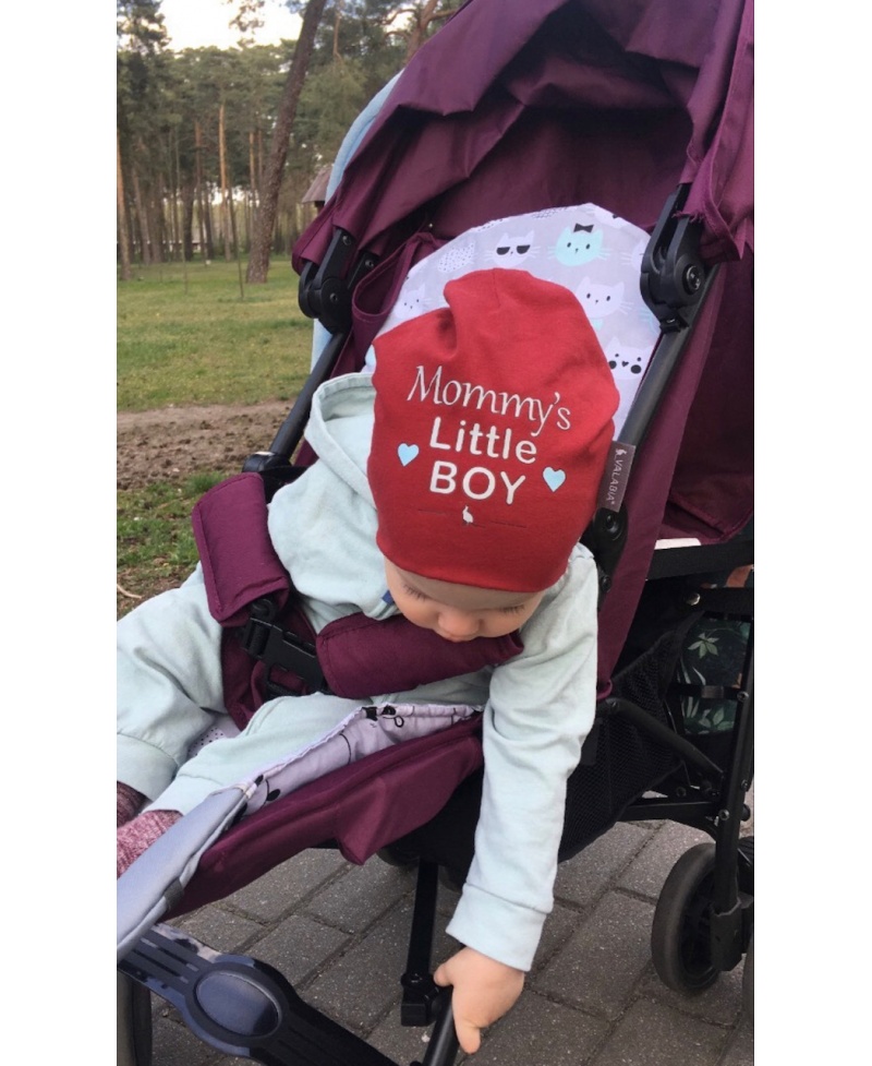 Czapka bawełniana dla niemowlaka i starszaka „Mommy’s little BOY” Bordowa